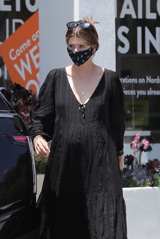 Pregnant KATHERINE SCHWARZENEGGER at Starbuck in los Angeles 06/22/2020
