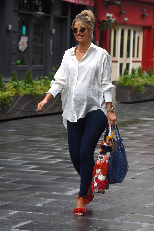 Pregnant VOGUE WILLIAMS Arrives at Global Studios in London 06/21/2020