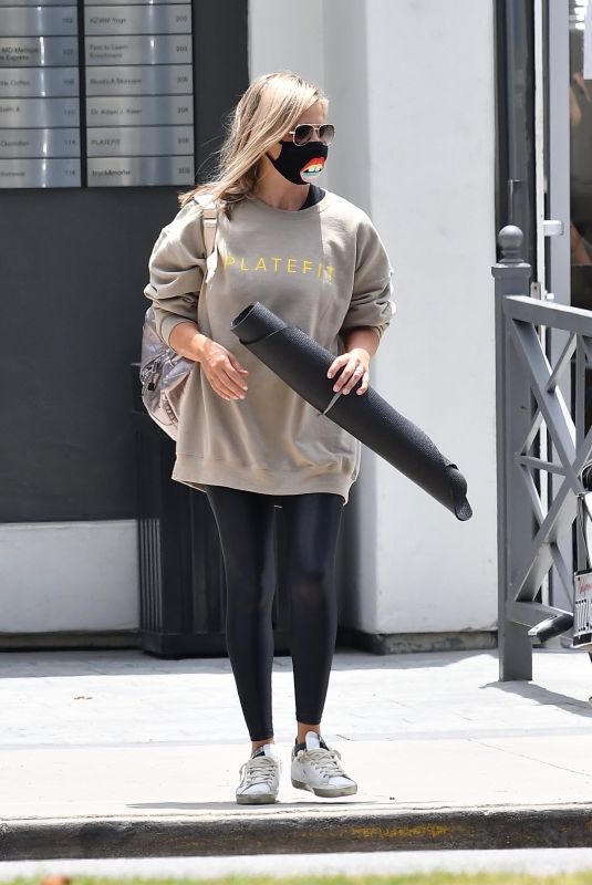 SARAH MICHELLE GELLAR Leaves Yoga Class in Brentwood 06/23/2020