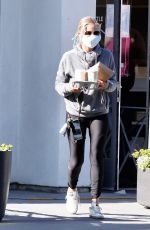 SARAH MICHELLE GELLAR Leaves Blue Bottle Coffee in Brentwood 06/12/2020