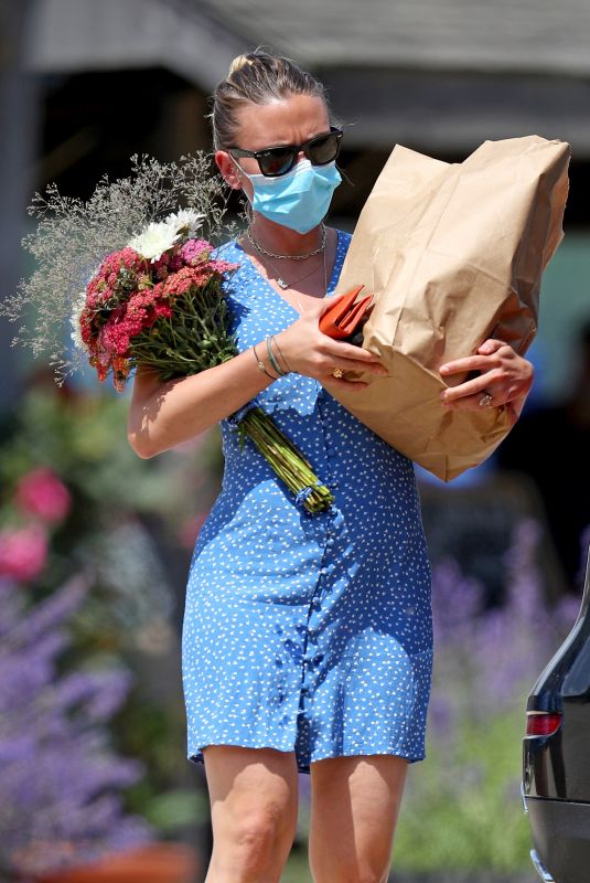 SCARLETT JOHANSSON Shopping at Farmer