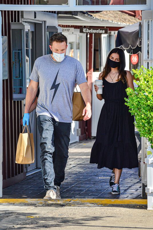 ANA DE ARMAS and Ben Affleck Pick Up Lunch to go in Brentwood 07/03/2020