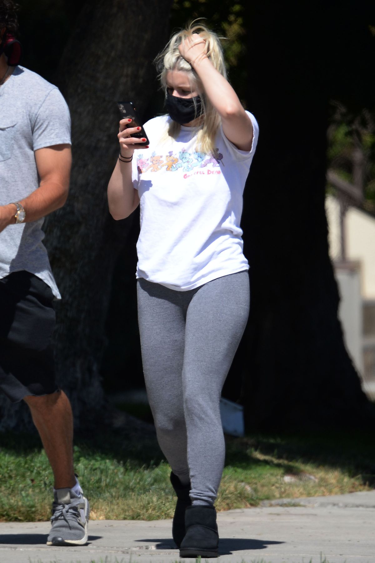 ARIEL WINTER Delivering a Box of Liquor to Her Friends in Hollywood 07 ...