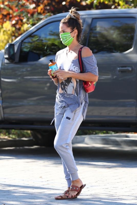 BROOKE BURKE Shopping at Whole Foods in Malibu 07/16/2020
