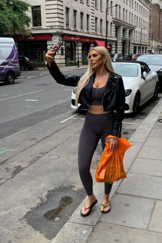 CHLE FERRY Out Shopping in London 07/09/2020
