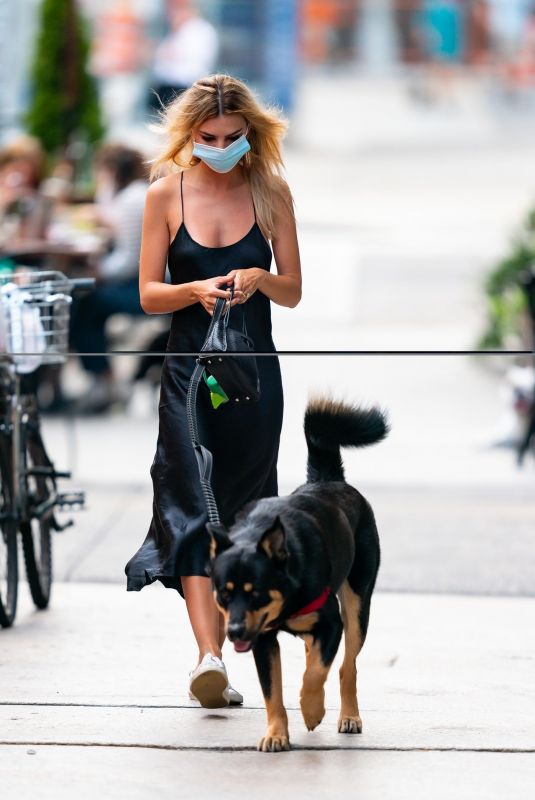 EMILY RATAJKOWSKI Walks Her Dog Out in New York 07/07/2020