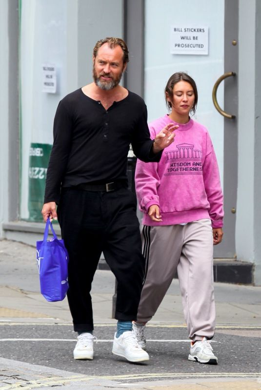 IRIS and Jude LAW Out Shopping in London 07/07/2020