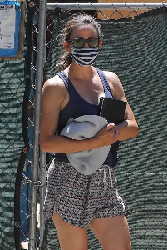 JENNIFER GARNER Checking Progress of Her New Home in Brentwood 07/22/2020