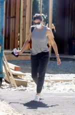 JENNIFER GARNER Checks Out Progress on Her New House in Brentwood 07/16/2020