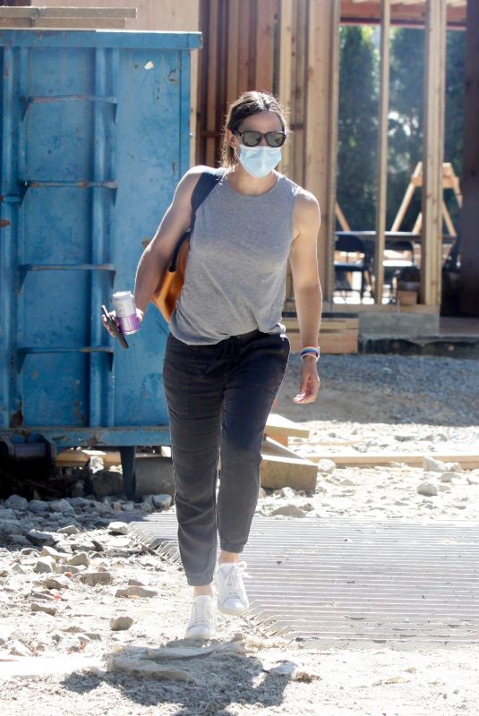 JENNIFER GARNER Checks Out Progress on Her New House in Brentwood 07/16/2020