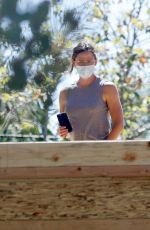 JENNIFER GARNER Checks Out Progress on Her New House in Brentwood 07/16/2020