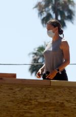 JENNIFER GARNER Checks Out Progress on Her New House in Brentwood 07/16/2020