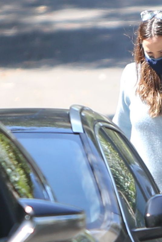 JENNIFER GARNER Leaves Her Home in Brentwood 07/17/2020