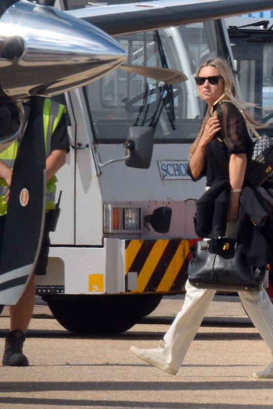 KATE MOSS Boarding a Private Jet at Luton London Airport 07/23/2020