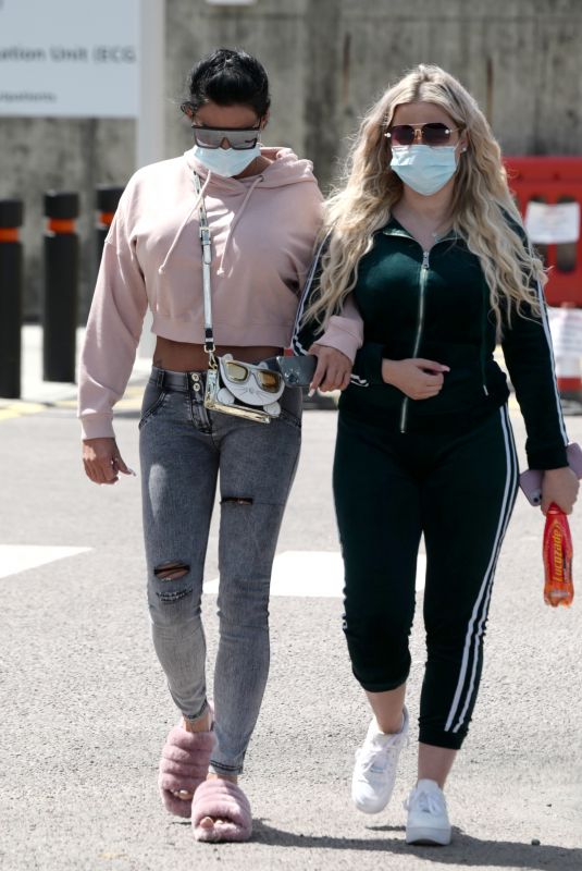 KATIE PRICE Leaves a Hospital in London 07/12/2020