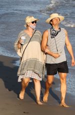 kPregnant KATY PERRY and Orlando Bloom Out on the Beach in Santa Monica 07/05/2020