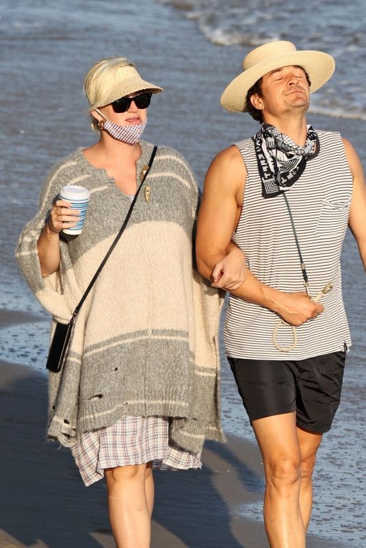 kPregnant KATY PERRY and Orlando Bloom Out on the Beach in Santa Monica 07/05/2020