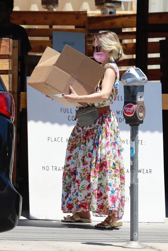 KRISTEN BELL Picking Up Takout in Los Feliz 07/04/2020