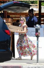 KRISTEN BELL Picking Up Takout in Los Feliz 07/04/2020