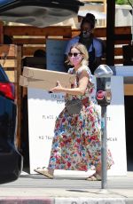 KRISTEN BELL Picking Up Takout in Los Feliz 07/04/2020