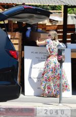 KRISTEN BELL Picking Up Takout in Los Feliz 07/04/2020