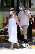 LESLIE MANN and Judd Apatow Shopping at Urban Outfitters in Malibu 07/18/2020