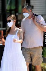 LESLIE MANN and Judd Apatow Shopping at Urban Outfitters in Malibu 07/18/2020