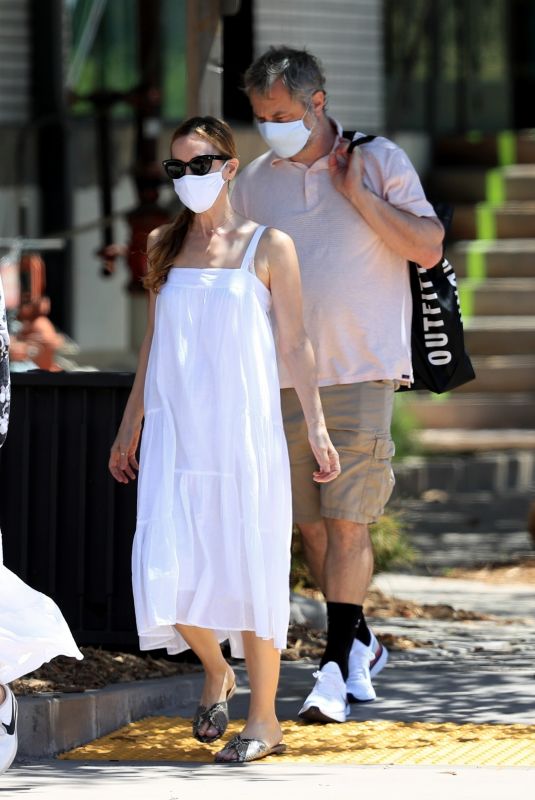 LESLIE MANN and Judd Apatow Shopping at Urban Outfitters in Malibu 07/18/2020