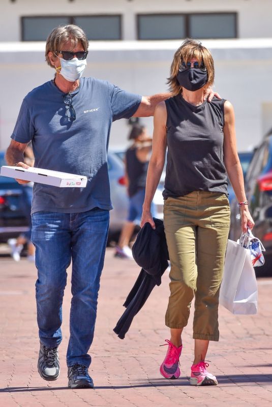 LISA RINNA and Harry Hamlin Out for Pizza to go in Malibu 07/03/2020