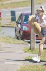 LOTTIE MOSS Arrives in Sussex 07/10/2020