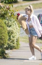 LOTTIE MOSS Arrives in Sussex 07/10/2020