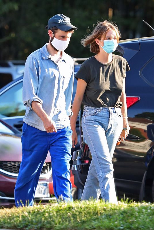 MAYA HAWKE and Tom Sturridge Out Shopping in New York 07/23/2020