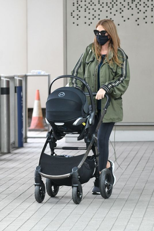 MILLIA MACKINTOSH Leaves a Train Station in London 07/07/2020