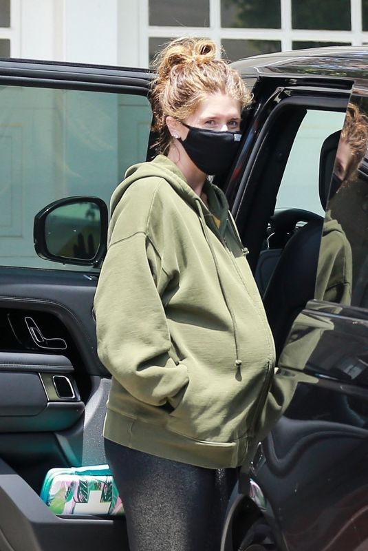 Pregnant KATHERINE SCHWARZENEGGER Out in Santa Monica 07/20/2020