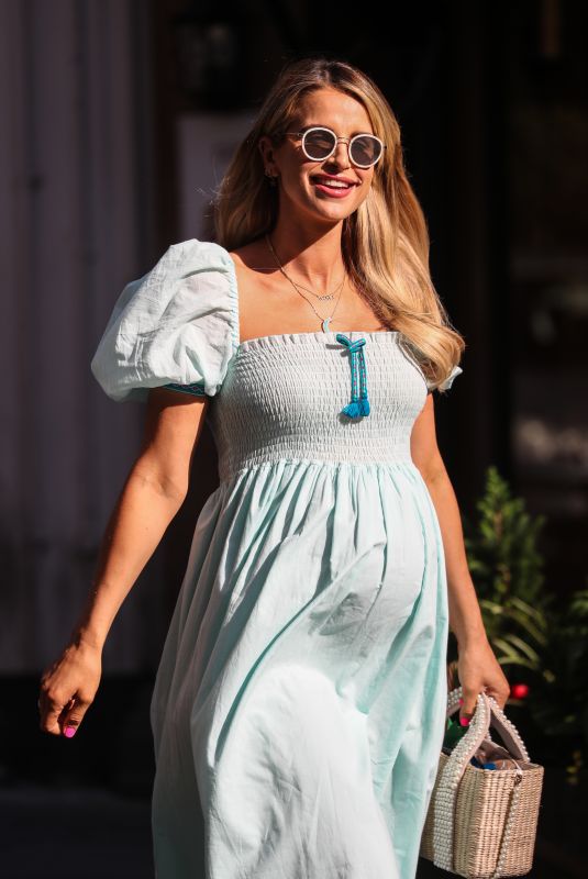 Pregnant VOGUE WILLIAMS Leaves Heart Radio in London 07/12/2020