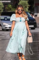 Pregnant VOGUE WILLIAMS Leaves Heart Radio in London 07/12/2020