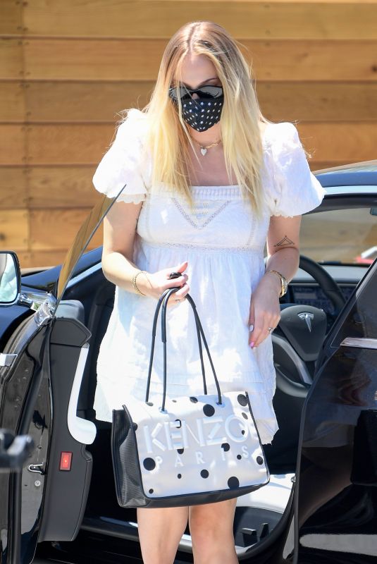 Prewgnant SOPHIE TURNER Out for Lunch in Encino 07/12/2020