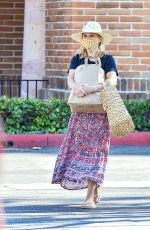 REESE WITHERSPOON Shopping at Ralphs in Malibu 07/19/2020