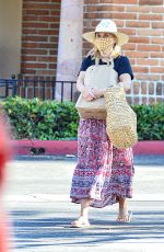 REESE WITHERSPOON Shopping at Ralphs in Malibu 07/19/2020