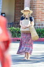 REESE WITHERSPOON Shopping at Ralphs in Malibu 07/19/2020