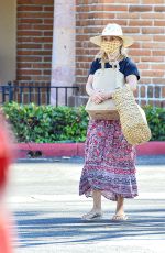 REESE WITHERSPOON Shopping at Ralphs in Malibu 07/19/2020