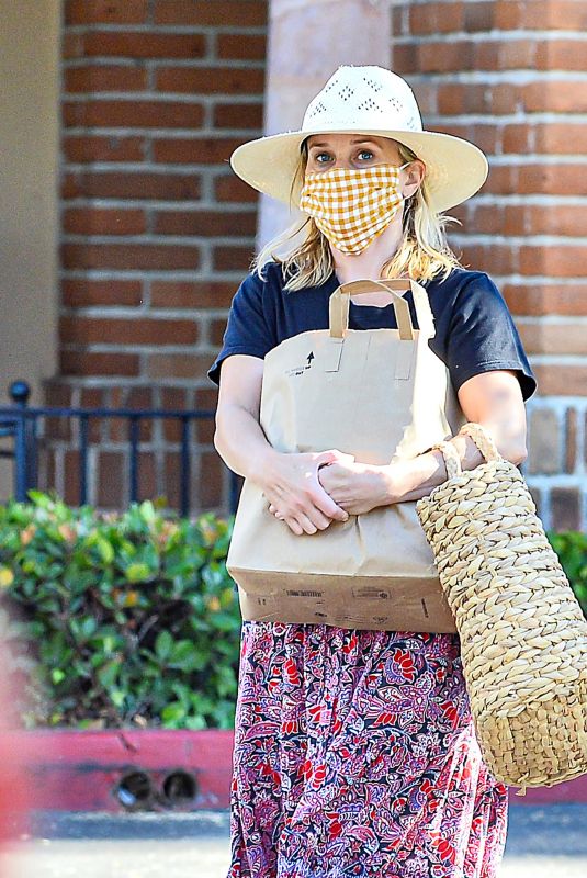 REESE WITHERSPOON Shopping at Ralphs in Malibu 07/19/2020