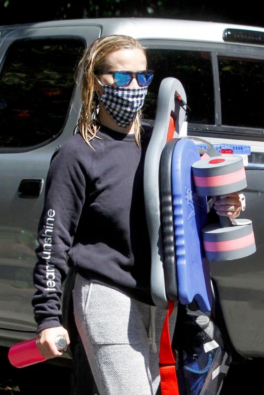 REESE WITHERSPOON Wearing a Mask Out in Los Angeles 07/21/2020