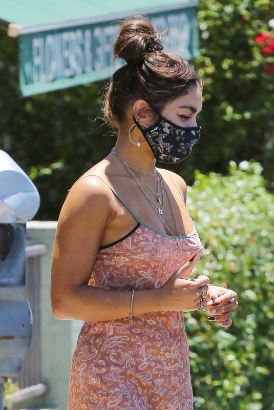 VANESSA HUDGENS Picking Up Takeout in Los Angeles 07/03/2020