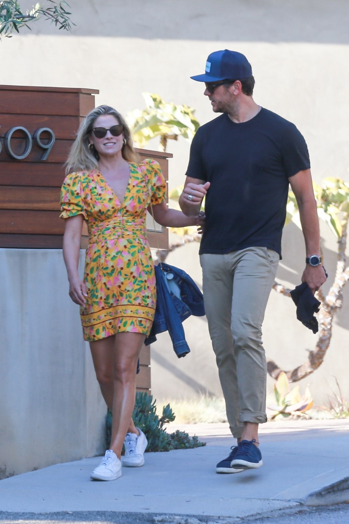 ali-larter-and-hayes-macarthur-out-in-malibu-08-14-2020-0.jpg