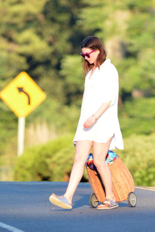 ANNE HATHAWAY Heading to a Beach in Connecticut 07/30/2020