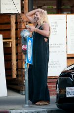 BUSY PHILIPPS Picks up Lunch To-go from California Backyard in Los Angeles 08/13/2020