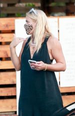 BUSY PHILIPPS Picks up Lunch To-go from California Backyard in Los Angeles 08/13/2020