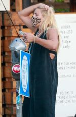 BUSY PHILIPPS Picks up Lunch To-go from California Backyard in Los Angeles 08/13/2020