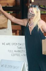 BUSY PHILIPPS Picks up Lunch To-go from California Backyard in Los Angeles 08/13/2020